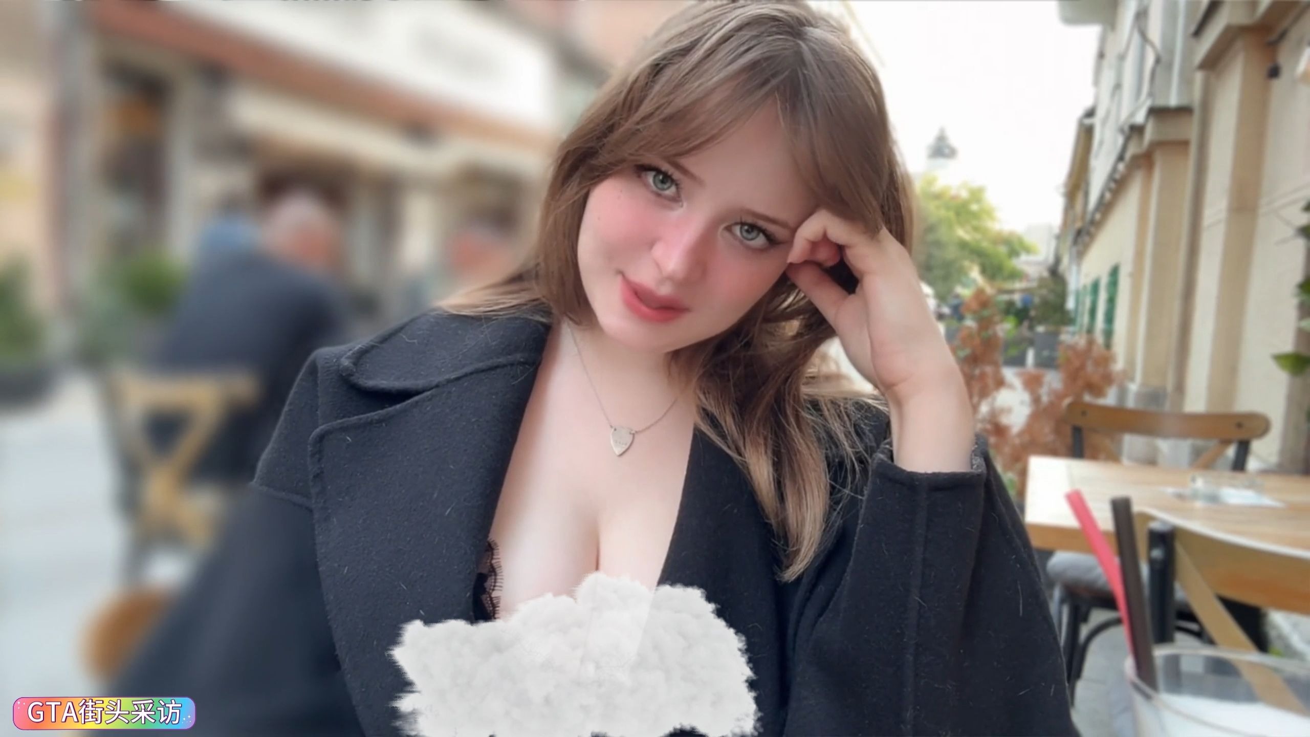 捷克街头搭讪-空气刘海彩色短发的巨乳知性调酒师